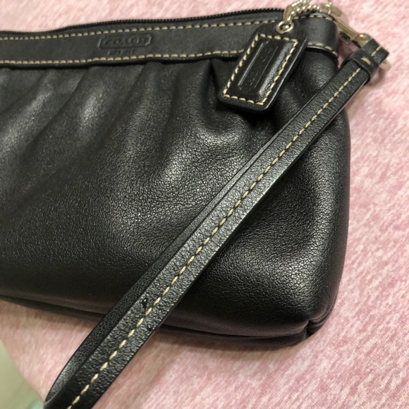 COACH black Wristlet LIKE NEW 💃💃 - Picture 2 of 7